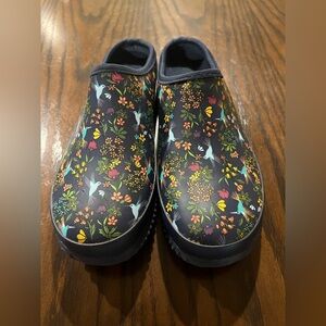 Western Chief Ladies Garden Clog Navy with Hummingbirds Size 7